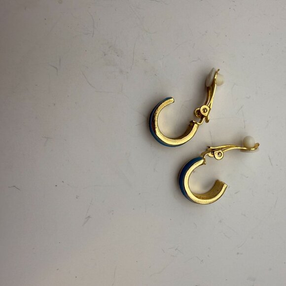 Vintage Gold Tone Blue & Cream Enamel Clip-On Hoop Earrings Fashion Jewelry - Picture 6 of 7